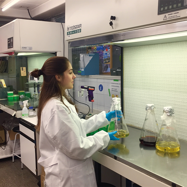 Investigadora al laboratori