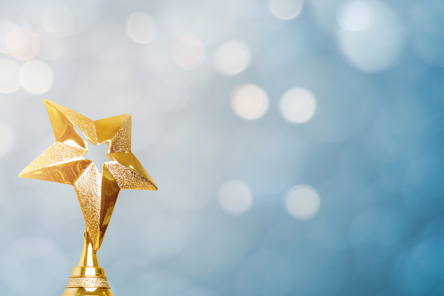 Trofeo en forma de estrella dorada sobre fondo azulado